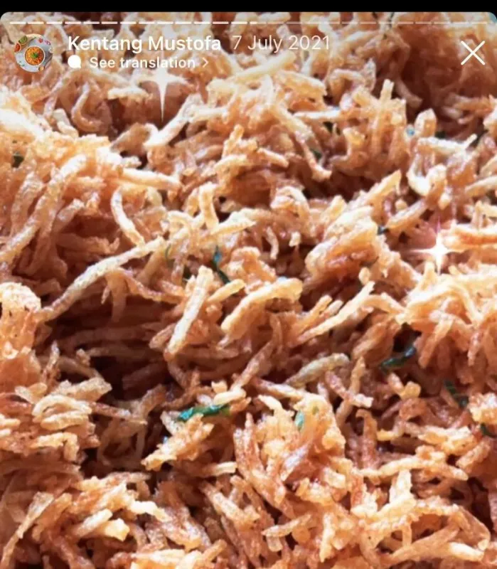 Wanita muslimah tersenyum senang menikmati Kentang Mustofa Mulya Cuisine di depan landmark kota luar negeri, menunjukkan kemudahan menemukan makanan halal dan membawa bekal praktis dari Jakarta.