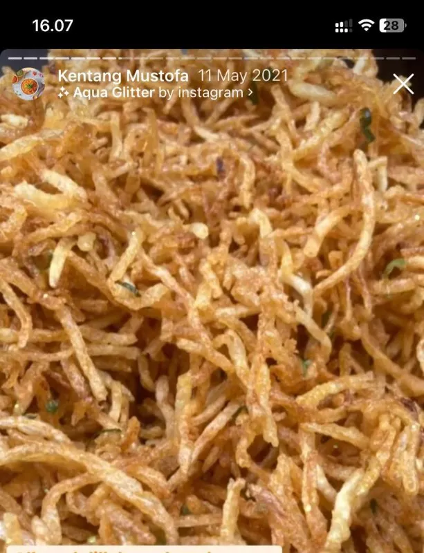 Kentang Mustofa Mulya Cuisine dalam kemasan siap dibawa bepergian, diletakkan di samping paspor, tiket pesawat, dan peta dunia, melambangkan bekal praktis untuk perjalanan internasional