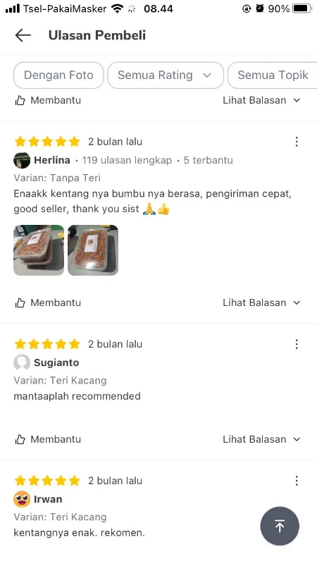 Dua kemasan produk kentang goreng kering pedas manis (kentang mustofa) berwarna coklat kemerahan dalam wadah plastik bening transparan, ditampilkan dalam ulasan pelanggan.