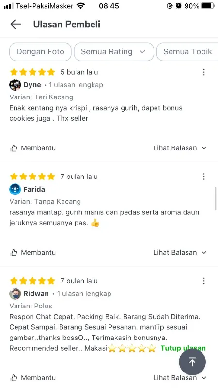 Tampilan layar ponsel menunjukkan halaman 'Ulasan Pembeli' (Buyer Reviews) di platform e-commerce, menampilkan beberapa ulasan bintang 5 dari pelanggan untuk produk makanan. Ulasan menyebutkan varian 'Teri Kacang', 'Tanpa Kacang', dan 'Polos', serta deskripsi rasa gurih, pedas, dan pelayanan penjual yang baik.