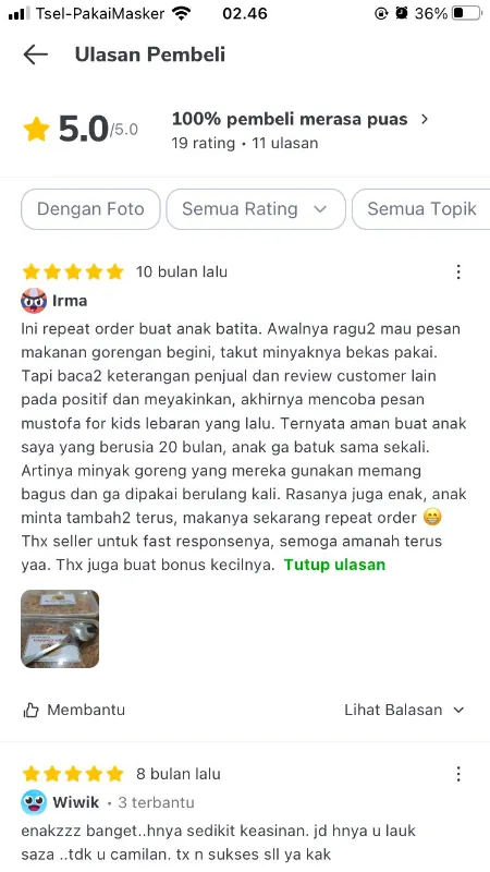 Wadah plastik bening berisi kentang mustofa renyah berwarna kecoklatan, disertai sendok saji logam. Produk makanan ringan gorengan ini aman dan cocok untuk anak-anak, ideal sebagai snack sehat.