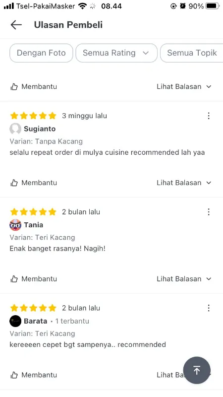 Halaman ulasan pembeli di aplikasi seluler menampilkan testimoni positif produk makanan. Terlihat tiga ulasan bintang 5 dari pelanggan, memuji varian Teri Kacang dan Tanpa Kacang dengan komentar seperti 'rasanya enak banget', 'cepat sampai', dan 'sangat direkomendasikan', menunjukkan kepuasan tinggi terhadap produk makanan tersebut.