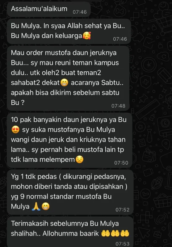 Tangkapan layar percakapan WhatsApp menunjukkan pesanan 10 pak mustofa daun jeruk Bu Mulya, dengan 1 pak non-pedas dan permintaan ekstra daun jeruk, serta pujian untuk mustofa yang wangi, kriuknya tahan lama, dan cocok sebagai oleh-oleh atau cemilan.